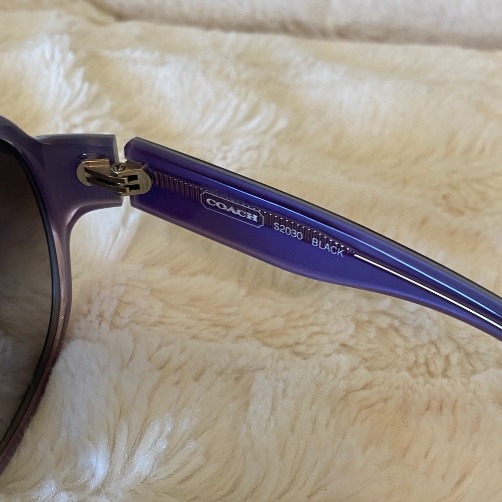 Coach Elegant Black Sunglasses - Picture 3 of 5